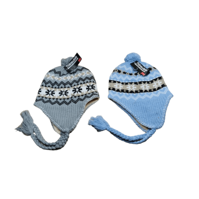 Flätstickad mössa för flickor i ljusblå färg med lekfull tofs