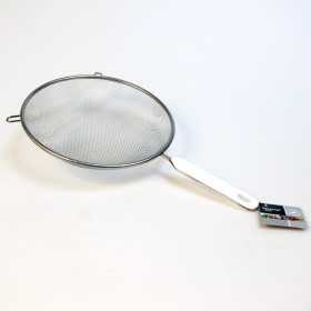 Passersil med 21 cm diameter, metallnät och ergonomiskt plasthandtag, perfekt för matlagning och bakning