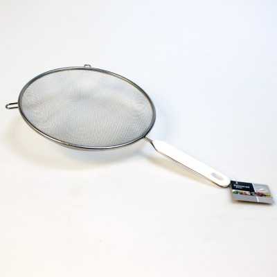 Passersil med 21 cm diameter, metallnät och ergonomiskt plasthandtag, perfekt för matlagning och bakning
