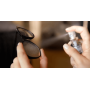 Glasögon rengörs med alkoholfri Optik Fix spray