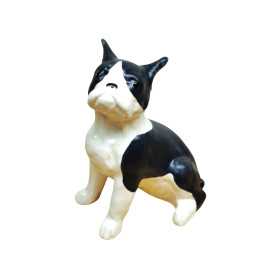 Keramikfigur av svartvit Boston Terrier från JIE Gantofta, sittande med blicken uppåt