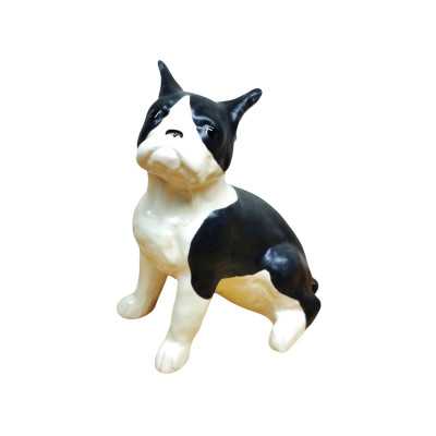 Keramikfigur av svartvit Boston Terrier från JIE Gantofta, sittande med blicken uppåt
