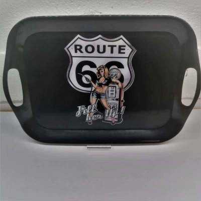 Retro bricka med handtag – Route 66-motiv i melamin, 36 x 25 cm, perfekt för servering och dekoration.