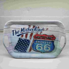 brickan Route 66 The Mother Road med amerikansk flagga och text Historic Route 66 på vit träbakgrund, melaminbricka 36x25 cm