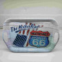 brickan Route 66 The Mother Road med amerikansk flagga och text Historic Route 66 på vit träbakgrund, melaminbricka 36x25 cm