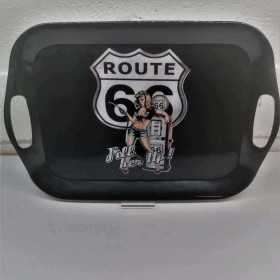 brickan Route 66 Fill Her Up med retro pinup och bensinpump på svart bakgrund, melaminbricka 36x25 cm