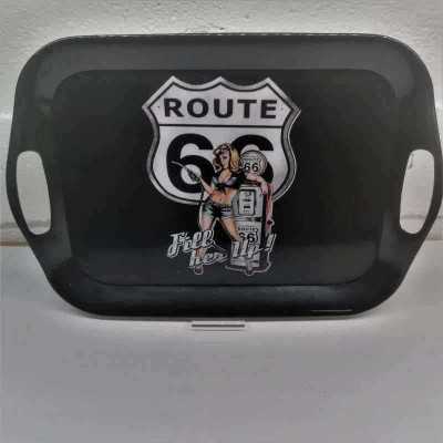 brickan Route 66 Fill Her Up med retro pinup och bensinpump på svart bakgrund, melaminbricka 36x25 cm