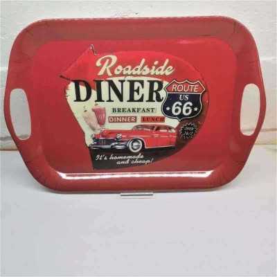 brickan Route 66 Roadside Diner med röd bakgrund, retrobil och milkshake, melaminbricka 36x25 cm