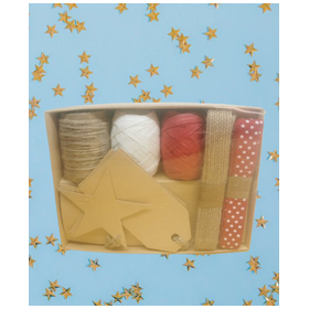 Set för presentinslagning med naturfärgade snören, julband och taggar i en förpackning