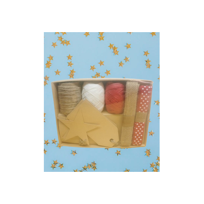 Set för presentinslagning med naturfärgade snören, julband och taggar i en förpackning