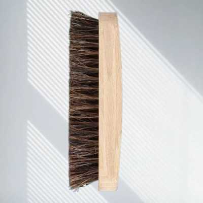 skoborste bokträ svart hästtagel 14 cm – skonsam borste för rengöring och glans av läderskor