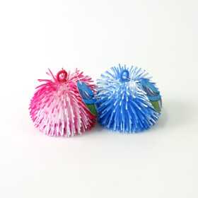 Pufferboll 14 cm med mjuka gummistaggar och fingerögla
