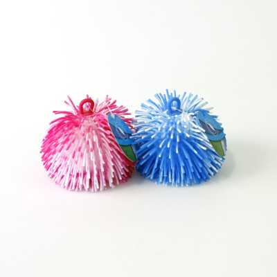 Pufferboll 14 cm med mjuka gummistaggar och fingerögla
