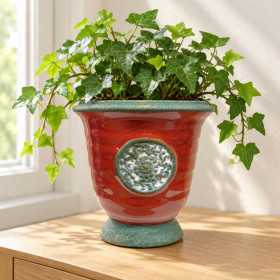 Röd kruka Rubin på fot från CaesarCollection med murgröna och grönpatinerad blomdekor