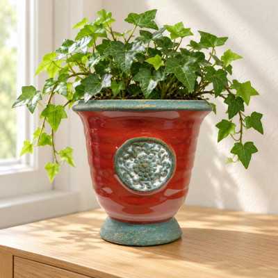 Röd kruka Rubin på fot från CaesarCollection med murgröna och grönpatinerad blomdekor